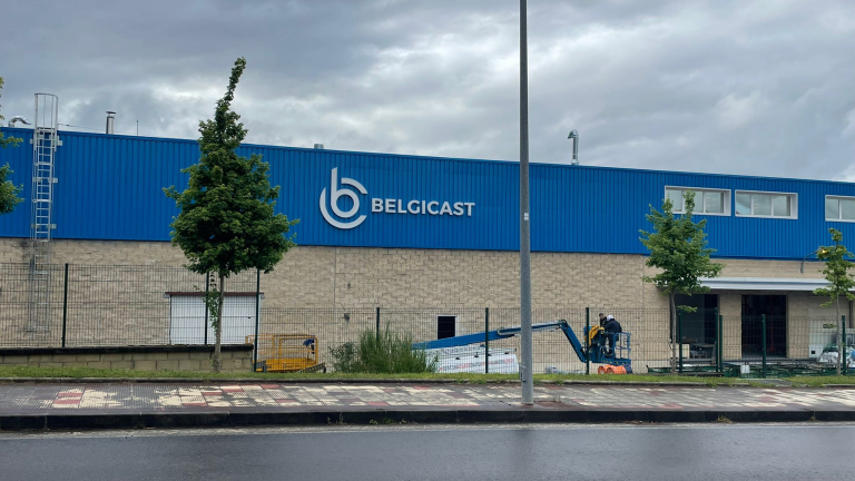 Rótulo corporativo blanco de Belgicast Ibérica en Bilbao